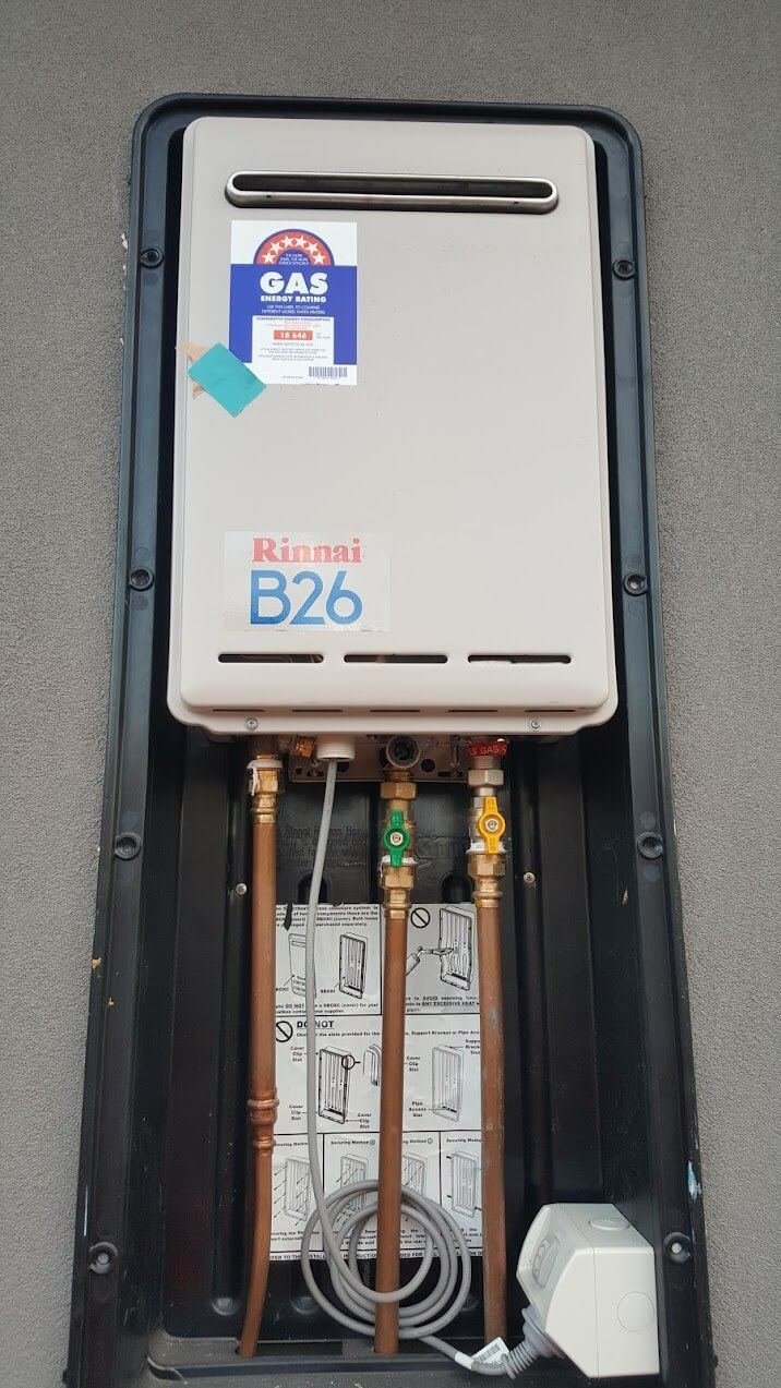 Continuous-flow gas hot water service installed in a recess box